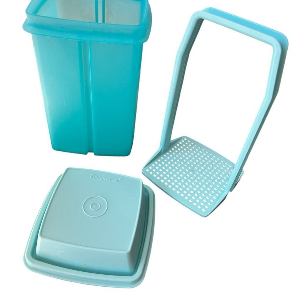 Tupperware pickle keeper, with pull up strainer